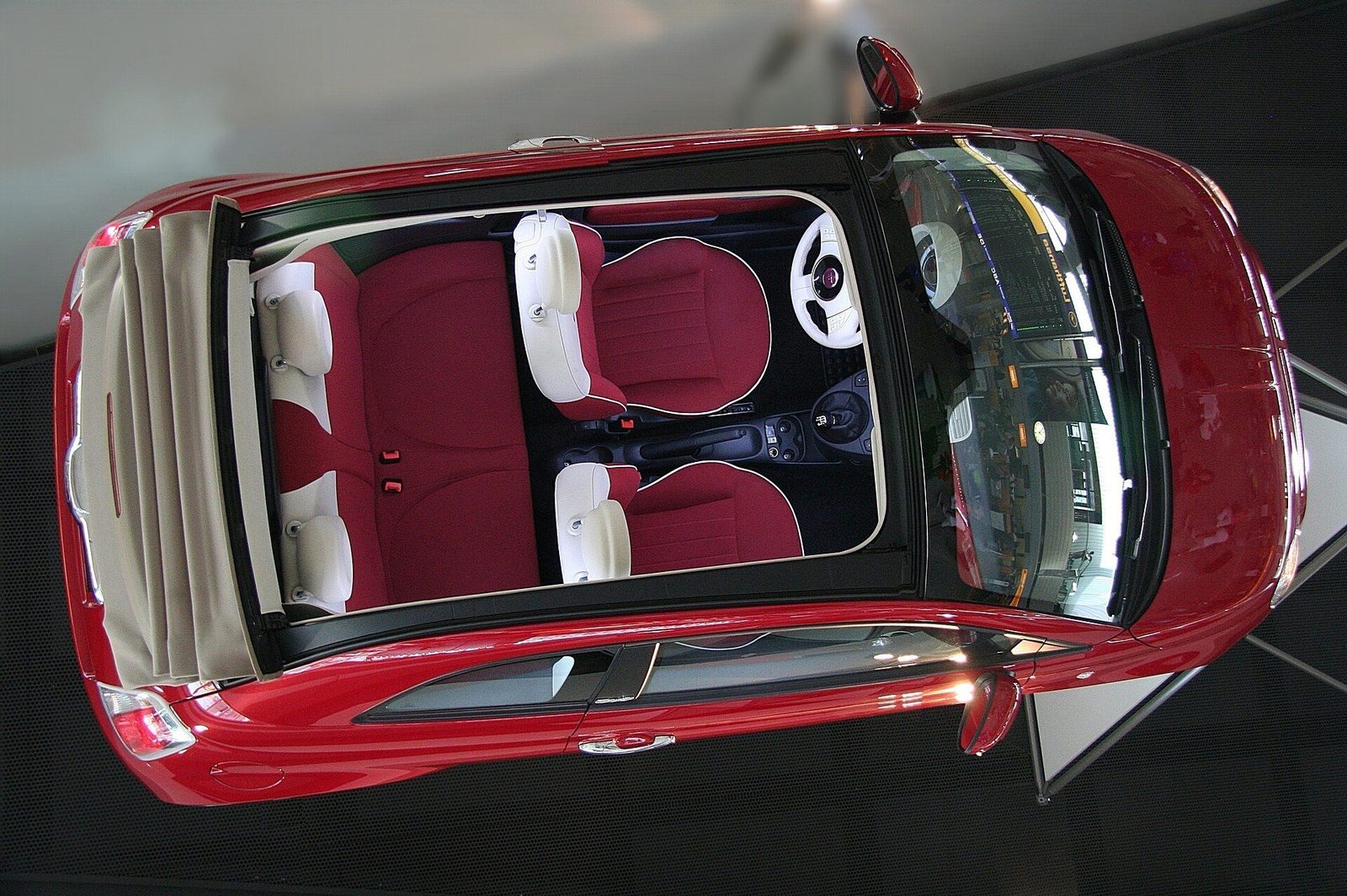Fiat 500C z otwartym płóciennym dachem — widok z góry