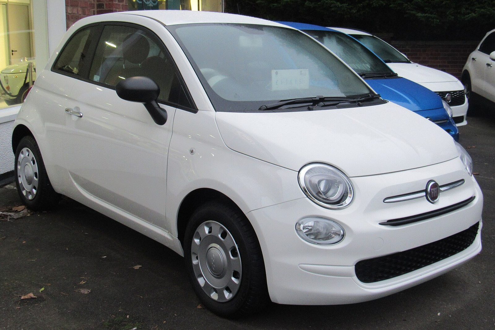 Biały Fiat 500 po liftingu