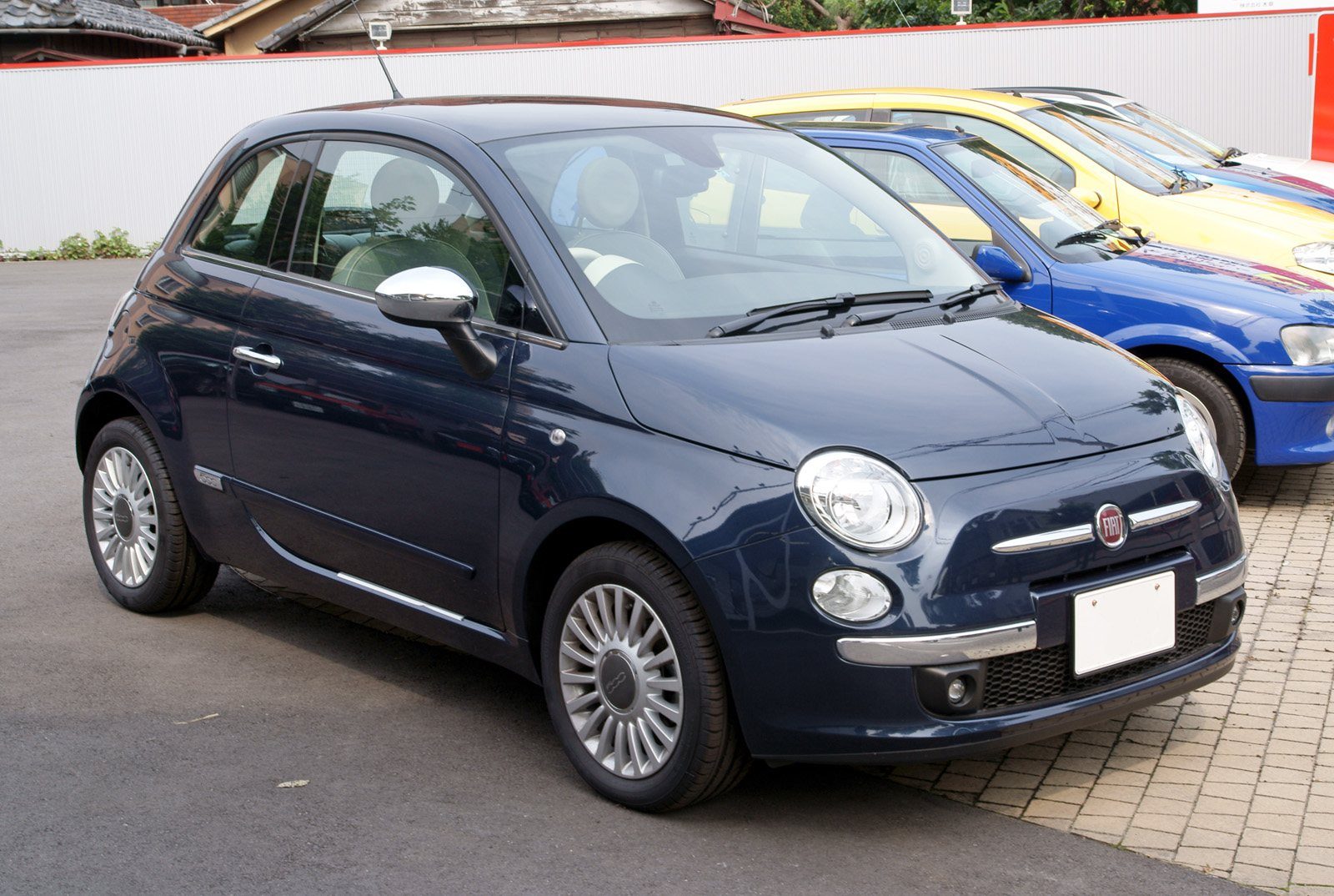 Granatowy Fiat 500 z pierwszych lat produkcji