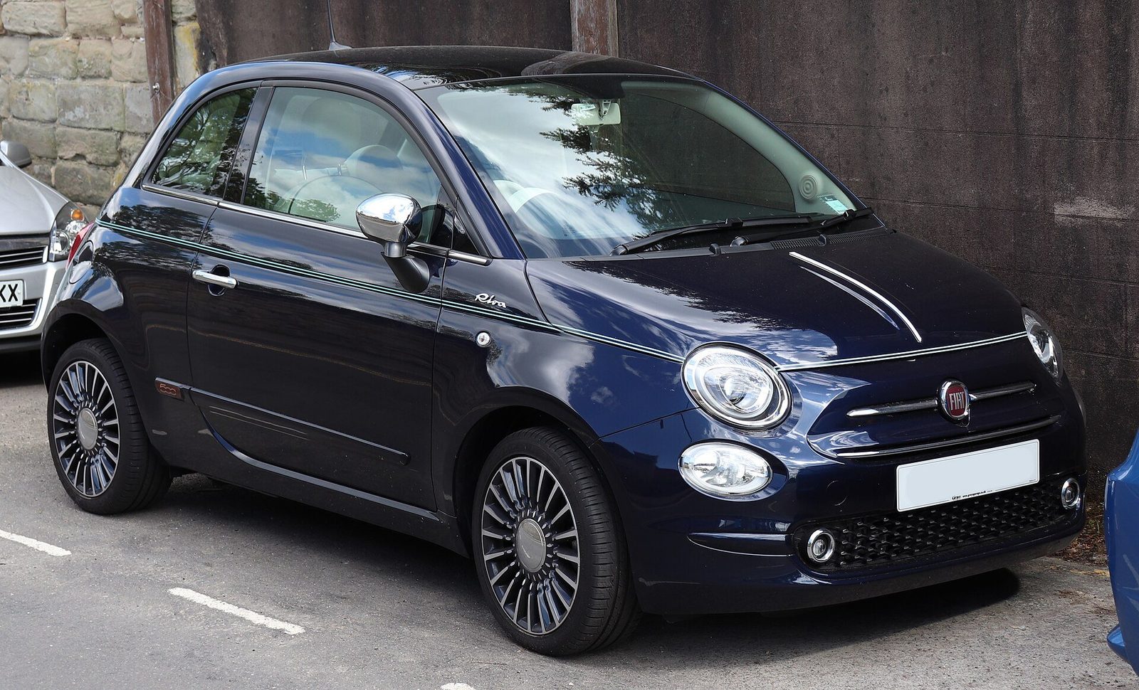 Granatowy Fiat 500 po liftingu